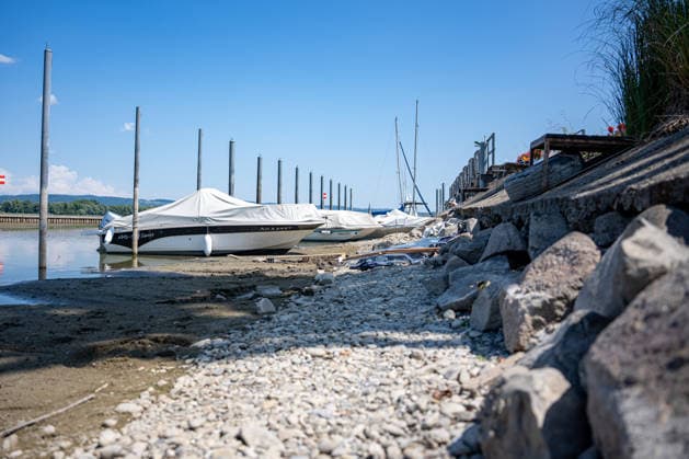 Moos, Bodensee, Niedrigwasser, Wasserstand, Trockenheit, Klimawandel, Boote, Segelboote, Motorboote, auf Grund gelaufen, Ufer, Schifffahrt, Wassermangel, Dürre, Hitze, Sommer, Baden-Württemberg, Natur, Gewässer, Bodenseeregion, Umwelt, Tourismus, Symbolfoto, Sommer 2026 Moos Bodensee Baden-Württemberg Deutschland Copyright: xFINLEYxMÖRCHx