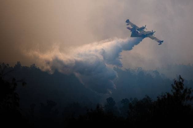 News Bilder des Tages The number of ground personnel fighting the fire in Niebla has increased to 150, with 18 aerial resources. An aircraft is fighting the wildfire that broke out in the town of Niebla, in Huelva. August 7, 2028, in Niebla, Huelva, Andalusia, Spain: Andalusia’s Forest Fire Emergency Plan (Plan Infoca) has increased the number of ground personnel from 80 to 150 this Friday to contain the forest fire that broke out Thursday afternoon in the Raboconejo area of Niebla, Huelva, which remains in the emergency phase, Operational Level 1, and which has forced the preventive evacuation of 23 residents from the hamlets of Raboconejo and Caballón. Likewise, 18 aerial resources continue to operate in the area. AUGUST 7, 2026 Niebla, Huelva, Andalusia, Spa Copyright: xClaraxCarrascox 7705088