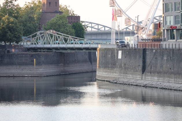 RECORD DATE NOT STATED Koeln GER, Natur, Klima, Sommer, Trockenheit, Rhein, Niedrigwasser, Koeln, Nordrhein-Westfalen, Deutschland, 06.08.2026 Der Pegelstand des Rheins in Koeln ist bedenklich niedrig und laesst die Schifffahrt nur eingeschraenkt zu GER, Natur, Klima, Sommer, Trockenheit, Rhein, Niedrigwasser, Koeln, Nordrhein-Westfalen, Deutschland, 06.08.2026 Copyright: xEibner-Pressefoto JuergenxAugstx EP_JAT