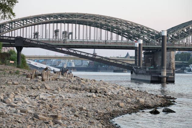 RECORD DATE NOT STATED Koeln GER, Natur, Klima, Sommer, Trockenheit, Rhein, Niedrigwasser, Koeln, Nordrhein-Westfalen, Deutschland, 06.08.2026 Der Pegelstand des Rheins in Koeln ist bedenklich niedrig und laesst die Schifffahrt nur eingeschraenkt zu GER, Natur, Klima, Sommer, Trockenheit, Rhein, Niedrigwasser, Koeln, Nordrhein-Westfalen, Deutschland, 06.08.2026 Copyright: xEibner-Pressefoto JuergenxAugstx EP_JAT