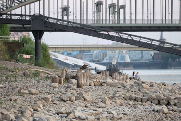 RECORD DATE NOT STATED Koeln GER, Natur, Klima, Sommer, Trockenheit, Rhein, Niedrigwasser, Koeln, Nordrhein-Westfalen, Deutschland, 06.08.2026 Der Pegelstand des Rheins in Koeln ist bedenklich niedrig und laesst die Schifffahrt nur eingeschraenkt zu GER, Natur, Klima, Sommer, Trockenheit, Rhein, Niedrigwasser, Koeln, Nordrhein-Westfalen, Deutschland, 06.08.2026 Copyright: xEibner-Pressefoto JuergenxAugstx EP_JAT