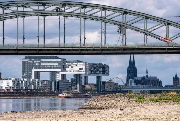 Niedrigwasser im Rhein bei Köln, Blick vom rechtsrheinischen Ufer über die Poller Wiesen, Richtung Norden, Südbrücke, Skyline der Innenstadt mit dem Dom, die Binnenschifffahrt ist stark eingeschränkt, nur wenige Schiffe fahren, dann mit stark reduzierter Ladung, am Tag der Aufnahme war es bis dato der tiefste je gemessener Rheinpegel in Köln, 60 cm, NRW, Deutschland Niedrigwasser Rhein K