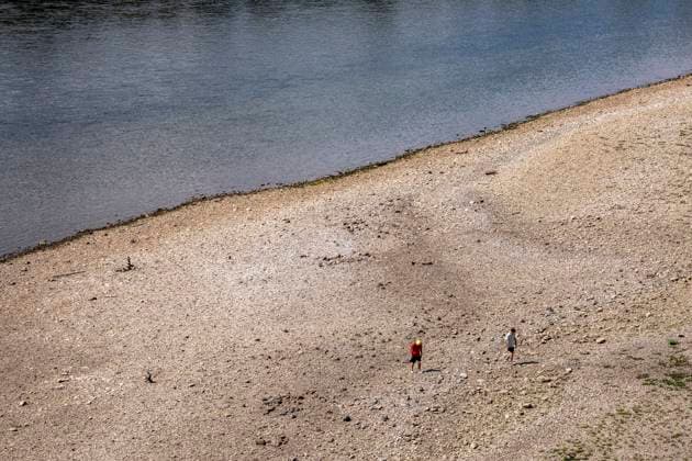 Niedrigwasser im Rhein bei Köln, Blick vom rechtsrheinischen Ufer über die Poller Wiesen, Richtung Norden, Spaziergänger auf der Sandbank, die Binnenschifffahrt ist stark eingeschränkt, nur wenige Schiffe fahren, dann mit stark reduzierter Ladung, am Tag der Aufnahme war es bis dato der tiefste je gemessener Rheinpegel in Köln, 60 cm, NRW, Deutschland Niedrigwasser Rhein K