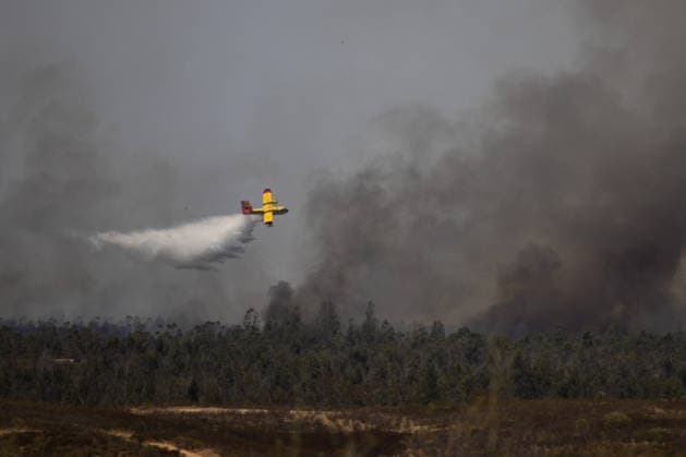 The wildfire in Niebla, Huelva, remains active, with more than 4,000 hectares affected The wildfire in Niebla, Huelva, remains active, with more than 4,000 hectares affected August 8, 2026, in Niebla, Huelva, Andalusia, Spain The wildfire that broke out this past Thursday in the Raboconejo area of Niebla, Huelva, has spread to over 4,000 hectares, and the emergency phase—Operational Level 2—remains in effect, due to constantly shifting winds that are hampering the efforts of more than 300 firefighters working to extinguish it. AUGUST 8, 2026 Niebla, Huelva, Andalusia, Spain Niebla, Huelva, Andalusia, Spain Spain Copyright: xClaraxCarrascox 7706231