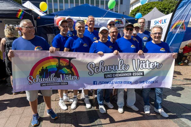 Die Ruhrpride 2026 in Essen. 08.08.2026, EU, DEU, Deutschland, Nordrhein-Westfalen, Essen: Nach dem Anschlag in Berlin fand die Ruhr Pride bzw. der CSD unter dem inoffiziellen Motto Jetzt erst recht statt. Wie in den letzten Jahren zog die Demonstration vom Messeparkplatz in Rüttenscheid am Bahnhof vorbei zum Kennedyplatz in der Innenstadt. An der Spitze der Demonstration mit mehreren 1000 Personen stand der CDU-Oberbürgermeister Thomas Kufen. EU, DEU, Germany, North Rhine-Westphalia, Essen: Following the attack in Berlin, Ruhr Pride or the CSD took place under the unofficial slogan ˜Now more than ever™. As in previous years, the march set off from the exhibition centre car park in Rüttenscheid, passed the railway stat