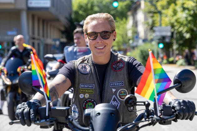 Die Ruhrpride 2026 in Essen. 08.08.2026, EU, DEU, Deutschland, Nordrhein-Westfalen, Essen: Nach dem Anschlag in Berlin fand die Ruhr Pride bzw. der CSD unter dem inoffiziellen Motto Jetzt erst recht statt. Wie in den letzten Jahren zog die Demonstration vom Messeparkplatz in Rüttenscheid am Bahnhof vorbei zum Kennedyplatz in der Innenstadt. An der Spitze der Demonstration mit mehreren 1000 Personen stand der CDU-Oberbürgermeister Thomas Kufen. EU, DEU, Germany, North Rhine-Westphalia, Essen: Following the attack in Berlin, Ruhr Pride or the CSD took place under the unofficial slogan ˜Now more than ever™. As in previous years, the march set off from the exhibition centre car park in Rüttenscheid, passed the railway stat