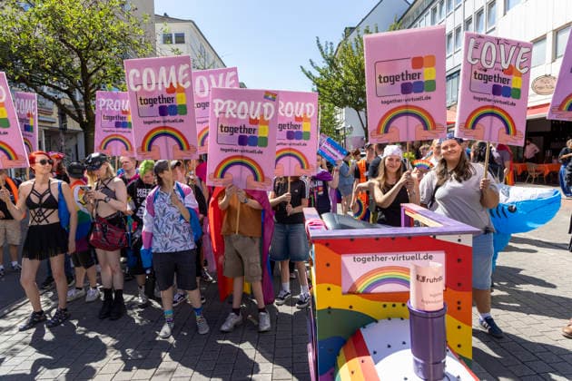 Die Ruhrpride 2026 in Essen. 08.08.2026, EU, DEU, Deutschland, Nordrhein-Westfalen, Essen: Nach dem Anschlag in Berlin fand die Ruhr Pride bzw. der CSD unter dem inoffiziellen Motto Jetzt erst recht statt. Wie in den letzten Jahren zog die Demonstration vom Messeparkplatz in Rüttenscheid am Bahnhof vorbei zum Kennedyplatz in der Innenstadt. An der Spitze der Demonstration mit mehreren 1000 Personen stand der CDU-Oberbürgermeister Thomas Kufen. EU, DEU, Germany, North Rhine-Westphalia, Essen: Following the attack in Berlin, Ruhr Pride or the CSD took place under the unofficial slogan ˜Now more than ever™. As in previous years, the march set off from the exhibition centre car park in Rüttenscheid, passed the railway stat