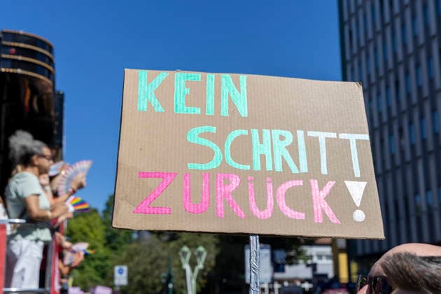 Die Ruhrpride 2026 in Essen. 08.08.2026, EU, DEU, Deutschland, Nordrhein-Westfalen, Essen: Nach dem Anschlag in Berlin fand die Ruhr Pride bzw. der CSD unter dem inoffiziellen Motto Jetzt erst recht statt. Wie in den letzten Jahren zog die Demonstration vom Messeparkplatz in Rüttenscheid am Bahnhof vorbei zum Kennedyplatz in der Innenstadt. An der Spitze der Demonstration mit mehreren 1000 Personen stand der CDU-Oberbürgermeister Thomas Kufen. EU, DEU, Germany, North Rhine-Westphalia, Essen: Following the attack in Berlin, Ruhr Pride or the CSD took place under the unofficial slogan ˜Now more than ever™. As in previous years, the march set off from the exhibition centre car park in Rüttenscheid, passed the railway stat