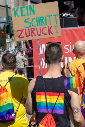 Die Ruhrpride 2026 in Essen. 08.08.2026, EU, DEU, Deutschland, Nordrhein-Westfalen, Essen: Nach dem Anschlag in Berlin fand die Ruhr Pride bzw. der CSD unter dem inoffiziellen Motto Jetzt erst recht statt. Wie in den letzten Jahren zog die Demonstration vom Messeparkplatz in Rüttenscheid am Bahnhof vorbei zum Kennedyplatz in der Innenstadt. An der Spitze der Demonstration mit mehreren 1000 Personen stand der CDU-Oberbürgermeister Thomas Kufen. EU, DEU, Germany, North Rhine-Westphalia, Essen: Following the attack in Berlin, Ruhr Pride or the CSD took place under the unofficial slogan ˜Now more than ever™. As in previous years, the march set off from the exhibition centre car park in Rüttenscheid, passed the railway stat
