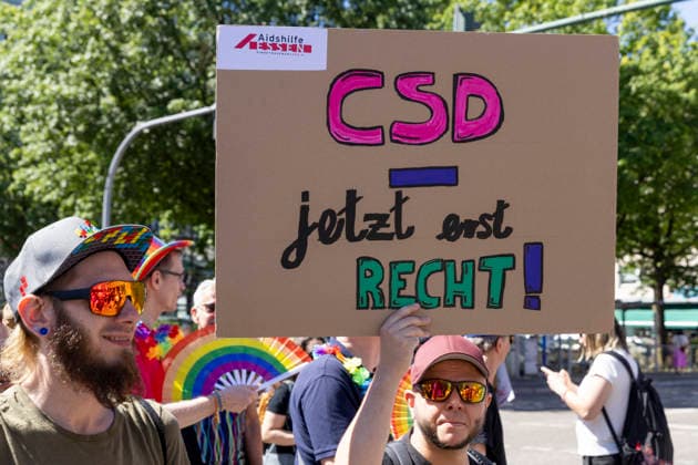 Die Ruhrpride 2026 in Essen. 08.08.2026, EU, DEU, Deutschland, Nordrhein-Westfalen, Essen: Nach dem Anschlag in Berlin fand die Ruhr Pride bzw. der CSD unter dem inoffiziellen Motto Jetzt erst recht statt. Wie in den letzten Jahren zog die Demonstration vom Messeparkplatz in Rüttenscheid am Bahnhof vorbei zum Kennedyplatz in der Innenstadt. An der Spitze der Demonstration mit mehreren 1000 Personen stand der CDU-Oberbürgermeister Thomas Kufen. EU, DEU, Germany, North Rhine-Westphalia, Essen: Following the attack in Berlin, Ruhr Pride or the CSD took place under the unofficial slogan ˜Now more than ever™. As in previous years, the march set off from the exhibition centre car park in Rüttenscheid, passed the railway stat