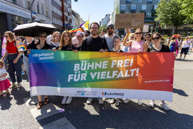 Die Ruhrpride 2026 in Essen. 08.08.2026, EU, DEU, Deutschland, Nordrhein-Westfalen, Essen: Nach dem Anschlag in Berlin fand die Ruhr Pride bzw. der CSD unter dem inoffiziellen Motto Jetzt erst recht statt. Wie in den letzten Jahren zog die Demonstration vom Messeparkplatz in Rüttenscheid am Bahnhof vorbei zum Kennedyplatz in der Innenstadt. An der Spitze der Demonstration mit mehreren 1000 Personen stand der CDU-Oberbürgermeister Thomas Kufen. EU, DEU, Germany, North Rhine-Westphalia, Essen: Following the attack in Berlin, Ruhr Pride or the CSD took place under the unofficial slogan ˜Now more than ever™. As in previous years, the march set off from the exhibition centre car park in Rüttenscheid, passed the railway stat
