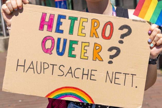Die Ruhrpride 2026 in Essen. 08.08.2026, EU, DEU, Deutschland, Nordrhein-Westfalen, Essen: Nach dem Anschlag in Berlin fand die Ruhr Pride bzw. der CSD unter dem inoffiziellen Motto Jetzt erst recht statt. Wie in den letzten Jahren zog die Demonstration vom Messeparkplatz in Rüttenscheid am Bahnhof vorbei zum Kennedyplatz in der Innenstadt. An der Spitze der Demonstration mit mehreren 1000 Personen stand der CDU-Oberbürgermeister Thomas Kufen. EU, DEU, Germany, North Rhine-Westphalia, Essen: Following the attack in Berlin, Ruhr Pride or the CSD took place under the unofficial slogan ˜Now more than ever™. As in previous years, the march set off from the exhibition centre car park in Rüttenscheid, passed the railway stat