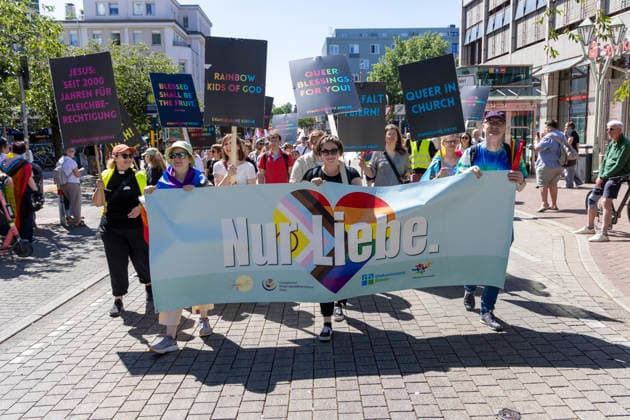 Die Ruhrpride 2026 in Essen. 08.08.2026, EU, DEU, Deutschland, Nordrhein-Westfalen, Essen: Nach dem Anschlag in Berlin fand die Ruhr Pride bzw. der CSD unter dem inoffiziellen Motto Jetzt erst recht statt. Wie in den letzten Jahren zog die Demonstration vom Messeparkplatz in Rüttenscheid am Bahnhof vorbei zum Kennedyplatz in der Innenstadt. An der Spitze der Demonstration mit mehreren 1000 Personen stand der CDU-Oberbürgermeister Thomas Kufen. EU, DEU, Germany, North Rhine-Westphalia, Essen: Following the attack in Berlin, Ruhr Pride or the CSD took place under the unofficial slogan ˜Now more than ever™. As in previous years, the march set off from the exhibition centre car park in Rüttenscheid, passed the railway stat