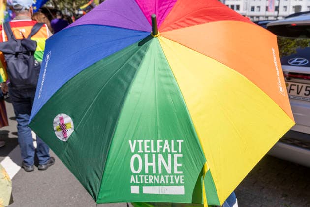 Die Ruhrpride 2026 in Essen. 08.08.2026, EU, DEU, Deutschland, Nordrhein-Westfalen, Essen: Nach dem Anschlag in Berlin fand die Ruhr Pride bzw. der CSD unter dem inoffiziellen Motto Jetzt erst recht statt. Wie in den letzten Jahren zog die Demonstration vom Messeparkplatz in Rüttenscheid am Bahnhof vorbei zum Kennedyplatz in der Innenstadt. An der Spitze der Demonstration mit mehreren 1000 Personen stand der CDU-Oberbürgermeister Thomas Kufen. EU, DEU, Germany, North Rhine-Westphalia, Essen: Following the attack in Berlin, Ruhr Pride or the CSD took place under the unofficial slogan ˜Now more than ever™. As in previous years, the march set off from the exhibition centre car park in Rüttenscheid, passed the railway stat