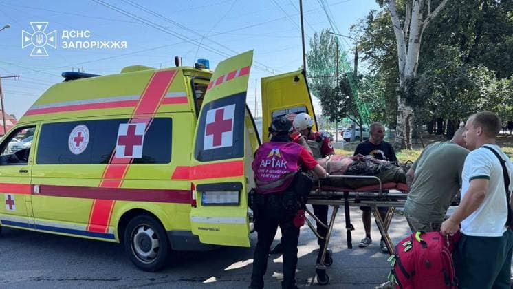 Four injured, including child, in Russian airstrikes on Zaporizhzhia ZAPORIZHZHIA, UKRAINE - AUGUST 10: (----EDITORIAL USE ONLY - MANDATORY CREDIT - STATE EMERGENCY SERVICE OF UKRAINE HANDOUT - NO MARKETING NO ADVERTISING CAMPAIGNS - DISTRIBUTED AS A SERVICE TO CLIENTS----) Emergency crews work at the scene following Russian airstrikes in Zaporizhzhia, Ukraine, on August 10, 2026. Four people, including a child, were injured in the strikes, which sparked fires on the roof of a five-story residential building and in four passenger cars. Several multi-story residential buildings, non-residential structures and more than 10 vehicles were damaged by the blast wave and shrapnel. Rescuers extinguished all fires. State Emergency Service of Ukr Copyright: x2026xAnadoluxStatexEmergencyxServicexofxUkrainex xHandoutx