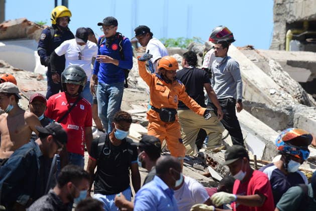 111 killed, 87 injured as magnitude 7.4 earthquake strikes Colombia CALI, COLOMBIA - AUGUST 10: Residents inspect damaged buildings after a magnitude 7.4 earthquake struck Colombia, killing at least 111 people and injuring 87 others, in Cali, Colombia, on August 10, 2026. According to authorities, around 1,500 properties have been affected across the country, while emergency crews continue search-and-rescue and damage-assessment operations. Edwin Rodriguez Pipicano Anadolu Cali Colombia. Editorial use only. Please get in touch for any other usage. Copyright: x2026xAnadoluxEdwinxRodriguezxPipicanox