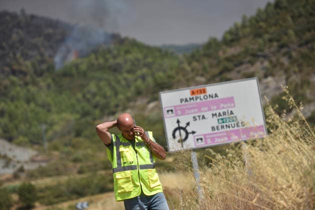 The wildfire in Las Penas de Riglos, Huesca, continues to spread, with 3,500 hectares burned and more than 500 people evacuated. View of the wildfire in Las Penas de Riglos on August 11, 2026, in Las Penas de Riglos, Hoya de Huesca, Huesca, Aragon, Spain. The wildfire that began on Monday, August 10, in the municipality of Las Penas de Riglos, Huesca, continues to spread on Tuesday, with some 3,500 hectares burned and a total of 156 people evacuated. This morning, the evacuation of Bailo, Alastuey, and Larués was ordered. AUGUST 11, 2026. Veró, Huesca, Aragon, Huesca, Aragon, Spain Copyright: xVeronicaxLacasax 7709891