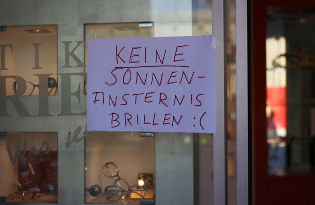 12.08.2026, Deutschland, NRW, Astronomie, Sonnenfinsternis, Aushang bei einem Optiker, dass es keine Schutzbrillen mehr für die Sonnenfinsternis heute Abend gibt, Sonnenschutzbrille, Brille mit Sonnenschutz, Brillen ausverkauft, Deutschland Copyright: xD.xKerlekin SnowfieldxPhotographyx SF120826BrillenD6