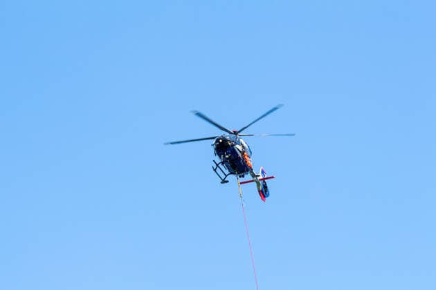 Plauen - Polizeihubschrauber unterstützen Löscharbeiten bei Waldbrand in Plauen Plauen, Meßbach, Messbach, Vogtland, Sachsen, Waldbrand, Vegetationsbrand, Feuerwehr, Löscharbeiten, Polizeihubschrauber, Polizei Sachsen, sächsische Polizei, H145, Airbus H145, Löschhubschrauber, Hubschrauber, Luftunterstützung, Bambi Bucket, Löschwasserbehälter, Außenlast, Wasseraufnahme, Wasserabwurf, Talsperre Pirk, Pirk, Katastrophenschutz, Einsatz, Brandbekämpfung, Glutnester, wildfire, forest fire, firefighting helicopter, aerial firefighting Plauen Sachsen Deutschland Copyright: xEHLxMediax 20260812_plauen-waldbrand-hubschrauber_1