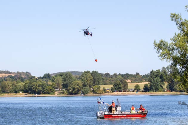 Plauen - Polizeihubschrauber unterstützen Löscharbeiten bei Waldbrand in Plauen Plauen, Meßbach, Messbach, Vogtland, Sachsen, Waldbrand, Vegetationsbrand, Feuerwehr, Löscharbeiten, Polizeihubschrauber, Polizei Sachsen, sächsische Polizei, H145, Airbus H145, Löschhubschrauber, Hubschrauber, Luftunterstützung, Bambi Bucket, Löschwasserbehälter, Außenlast, Wasseraufnahme, Wasserabwurf, Talsperre Pirk, Pirk, Katastrophenschutz, Einsatz, Brandbekämpfung, Glutnester, wildfire, forest fire, firefighting helicopter, aerial firefighting Plauen Sachsen Deutschland Copyright: xEHLxMediax 20260812_plauen-waldbrand-hubschrauber_13