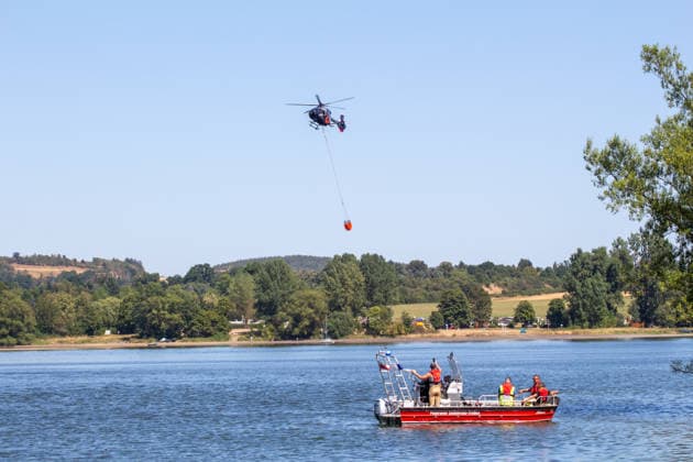 Plauen - Polizeihubschrauber unterstützen Löscharbeiten bei Waldbrand in Plauen Plauen, Meßbach, Messbach, Vogtland, Sachsen, Waldbrand, Vegetationsbrand, Feuerwehr, Löscharbeiten, Polizeihubschrauber, Polizei Sachsen, sächsische Polizei, H145, Airbus H145, Löschhubschrauber, Hubschrauber, Luftunterstützung, Bambi Bucket, Löschwasserbehälter, Außenlast, Wasseraufnahme, Wasserabwurf, Talsperre Pirk, Pirk, Katastrophenschutz, Einsatz, Brandbekämpfung, Glutnester, wildfire, forest fire, firefighting helicopter, aerial firefighting Plauen Sachsen Deutschland Copyright: xEHLxMediax 20260812_plauen-waldbrand-hubschrauber_14