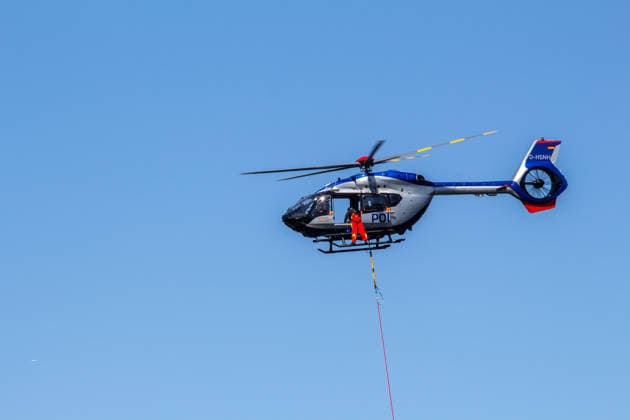 Plauen - Polizeihubschrauber unterstützen Löscharbeiten bei Waldbrand in Plauen Plauen, Meßbach, Messbach, Vogtland, Sachsen, Waldbrand, Vegetationsbrand, Feuerwehr, Löscharbeiten, Polizeihubschrauber, Polizei Sachsen, sächsische Polizei, H145, Airbus H145, Löschhubschrauber, Hubschrauber, Luftunterstützung, Bambi Bucket, Löschwasserbehälter, Außenlast, Wasseraufnahme, Wasserabwurf, Talsperre Pirk, Pirk, Katastrophenschutz, Einsatz, Brandbekämpfung, Glutnester, wildfire, forest fire, firefighting helicopter, aerial firefighting Plauen Sachsen Deutschland Copyright: xEHLxMediax 20260812_plauen-waldbrand-hubschrauber_15