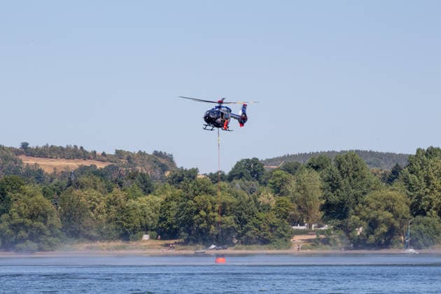 Plauen - Polizeihubschrauber unterstützen Löscharbeiten bei Waldbrand in Plauen Plauen, Meßbach, Messbach, Vogtland, Sachsen, Waldbrand, Vegetationsbrand, Feuerwehr, Löscharbeiten, Polizeihubschrauber, Polizei Sachsen, sächsische Polizei, H145, Airbus H145, Löschhubschrauber, Hubschrauber, Luftunterstützung, Bambi Bucket, Löschwasserbehälter, Außenlast, Wasseraufnahme, Wasserabwurf, Talsperre Pirk, Pirk, Katastrophenschutz, Einsatz, Brandbekämpfung, Glutnester, wildfire, forest fire, firefighting helicopter, aerial firefighting Plauen Sachsen Deutschland Copyright: xEHLxMediax 20260812_plauen-waldbrand-hubschrauber_16