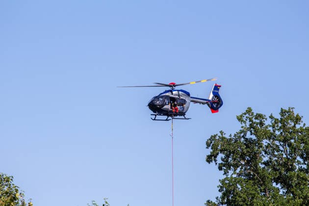 Plauen - Polizeihubschrauber unterstützen Löscharbeiten bei Waldbrand in Plauen Plauen, Meßbach, Messbach, Vogtland, Sachsen, Waldbrand, Vegetationsbrand, Feuerwehr, Löscharbeiten, Polizeihubschrauber, Polizei Sachsen, sächsische Polizei, H145, Airbus H145, Löschhubschrauber, Hubschrauber, Luftunterstützung, Bambi Bucket, Löschwasserbehälter, Außenlast, Wasseraufnahme, Wasserabwurf, Talsperre Pirk, Pirk, Katastrophenschutz, Einsatz, Brandbekämpfung, Glutnester, wildfire, forest fire, firefighting helicopter, aerial firefighting Plauen Sachsen Deutschland Copyright: xEHLxMediax 20260812_plauen-waldbrand-hubschrauber_18