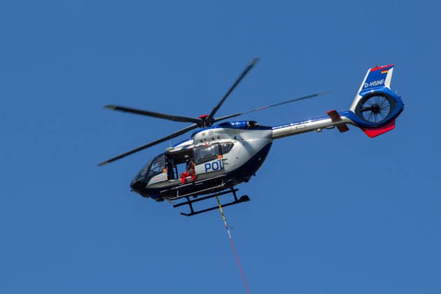 Plauen - Polizeihubschrauber unterstützen Löscharbeiten bei Waldbrand in Plauen Plauen, Meßbach, Messbach, Vogtland, Sachsen, Waldbrand, Vegetationsbrand, Feuerwehr, Löscharbeiten, Polizeihubschrauber, Polizei Sachsen, sächsische Polizei, H145, Airbus H145, Löschhubschrauber, Hubschrauber, Luftunterstützung, Bambi Bucket, Löschwasserbehälter, Außenlast, Wasseraufnahme, Wasserabwurf, Talsperre Pirk, Pirk, Katastrophenschutz, Einsatz, Brandbekämpfung, Glutnester, wildfire, forest fire, firefighting helicopter, aerial firefighting Plauen Sachsen Deutschland Copyright: xEHLxMediax 20260812_plauen-waldbrand-hubschrauber_19
