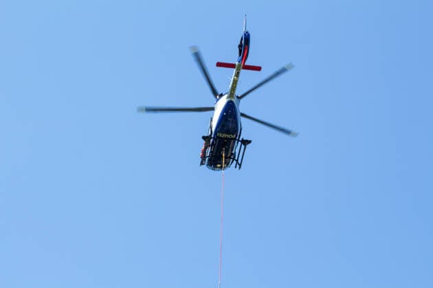 Plauen - Polizeihubschrauber unterstützen Löscharbeiten bei Waldbrand in Plauen Plauen, Meßbach, Messbach, Vogtland, Sachsen, Waldbrand, Vegetationsbrand, Feuerwehr, Löscharbeiten, Polizeihubschrauber, Polizei Sachsen, sächsische Polizei, H145, Airbus H145, Löschhubschrauber, Hubschrauber, Luftunterstützung, Bambi Bucket, Löschwasserbehälter, Außenlast, Wasseraufnahme, Wasserabwurf, Talsperre Pirk, Pirk, Katastrophenschutz, Einsatz, Brandbekämpfung, Glutnester, wildfire, forest fire, firefighting helicopter, aerial firefighting Plauen Sachsen Deutschland Copyright: xEHLxMediax 20260812_plauen-waldbrand-hubschrauber_2