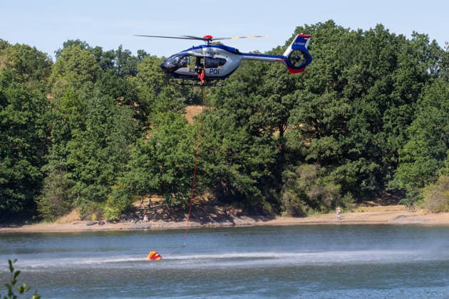 Plauen - Polizeihubschrauber unterstützen Löscharbeiten bei Waldbrand in Plauen Plauen, Meßbach, Messbach, Vogtland, Sachsen, Waldbrand, Vegetationsbrand, Feuerwehr, Löscharbeiten, Polizeihubschrauber, Polizei Sachsen, sächsische Polizei, H145, Airbus H145, Löschhubschrauber, Hubschrauber, Luftunterstützung, Bambi Bucket, Löschwasserbehälter, Außenlast, Wasseraufnahme, Wasserabwurf, Talsperre Pirk, Pirk, Katastrophenschutz, Einsatz, Brandbekämpfung, Glutnester, wildfire, forest fire, firefighting helicopter, aerial firefighting Plauen Sachsen Deutschland Copyright: xEHLxMediax 20260812_plauen-waldbrand-hubschrauber_20