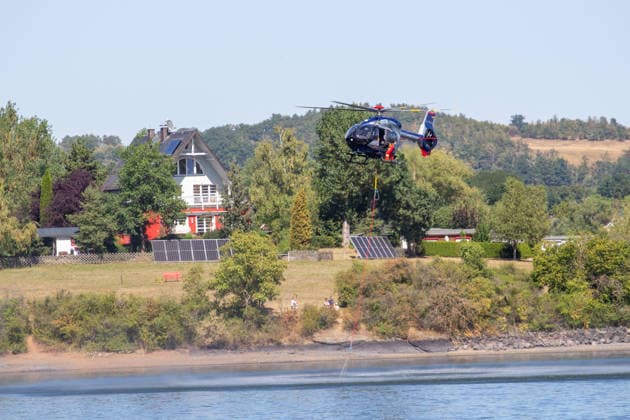 Plauen - Polizeihubschrauber unterstützen Löscharbeiten bei Waldbrand in Plauen Plauen, Meßbach, Messbach, Vogtland, Sachsen, Waldbrand, Vegetationsbrand, Feuerwehr, Löscharbeiten, Polizeihubschrauber, Polizei Sachsen, sächsische Polizei, H145, Airbus H145, Löschhubschrauber, Hubschrauber, Luftunterstützung, Bambi Bucket, Löschwasserbehälter, Außenlast, Wasseraufnahme, Wasserabwurf, Talsperre Pirk, Pirk, Katastrophenschutz, Einsatz, Brandbekämpfung, Glutnester, wildfire, forest fire, firefighting helicopter, aerial firefighting Plauen Sachsen Deutschland Copyright: xEHLxMediax 20260812_plauen-waldbrand-hubschrauber_21