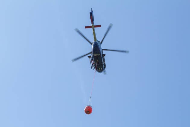 Plauen - Polizeihubschrauber unterstützen Löscharbeiten bei Waldbrand in Plauen Plauen, Meßbach, Messbach, Vogtland, Sachsen, Waldbrand, Vegetationsbrand, Feuerwehr, Löscharbeiten, Polizeihubschrauber, Polizei Sachsen, sächsische Polizei, H145, Airbus H145, Löschhubschrauber, Hubschrauber, Luftunterstützung, Bambi Bucket, Löschwasserbehälter, Außenlast, Wasseraufnahme, Wasserabwurf, Talsperre Pirk, Pirk, Katastrophenschutz, Einsatz, Brandbekämpfung, Glutnester, wildfire, forest fire, firefighting helicopter, aerial firefighting Plauen Sachsen Deutschland Copyright: xEHLxMediax 20260812_plauen-waldbrand-hubschrauber_3