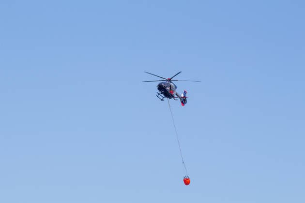 Plauen - Polizeihubschrauber unterstützen Löscharbeiten bei Waldbrand in Plauen Plauen, Meßbach, Messbach, Vogtland, Sachsen, Waldbrand, Vegetationsbrand, Feuerwehr, Löscharbeiten, Polizeihubschrauber, Polizei Sachsen, sächsische Polizei, H145, Airbus H145, Löschhubschrauber, Hubschrauber, Luftunterstützung, Bambi Bucket, Löschwasserbehälter, Außenlast, Wasseraufnahme, Wasserabwurf, Talsperre Pirk, Pirk, Katastrophenschutz, Einsatz, Brandbekämpfung, Glutnester, wildfire, forest fire, firefighting helicopter, aerial firefighting Plauen Sachsen Deutschland Copyright: xEHLxMediax 20260812_plauen-waldbrand-hubschrauber_4