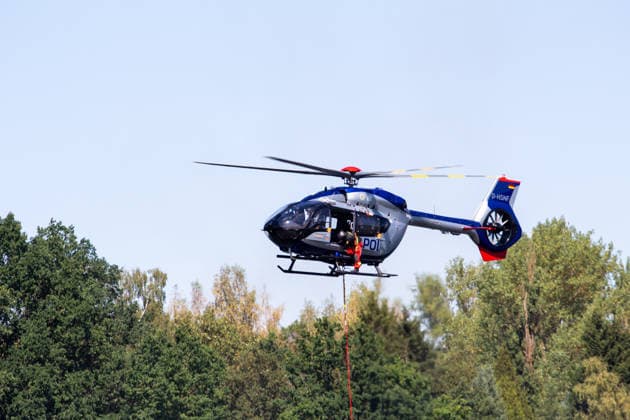 Plauen - Polizeihubschrauber unterstützen Löscharbeiten bei Waldbrand in Plauen Plauen, Meßbach, Messbach, Vogtland, Sachsen, Waldbrand, Vegetationsbrand, Feuerwehr, Löscharbeiten, Polizeihubschrauber, Polizei Sachsen, sächsische Polizei, H145, Airbus H145, Löschhubschrauber, Hubschrauber, Luftunterstützung, Bambi Bucket, Löschwasserbehälter, Außenlast, Wasseraufnahme, Wasserabwurf, Talsperre Pirk, Pirk, Katastrophenschutz, Einsatz, Brandbekämpfung, Glutnester, wildfire, forest fire, firefighting helicopter, aerial firefighting Plauen Sachsen Deutschland Copyright: xEHLxMediax 20260812_plauen-waldbrand-hubschrauber_6