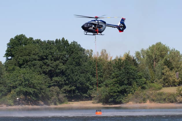 Plauen - Polizeihubschrauber unterstützen Löscharbeiten bei Waldbrand in Plauen Plauen, Meßbach, Messbach, Vogtland, Sachsen, Waldbrand, Vegetationsbrand, Feuerwehr, Löscharbeiten, Polizeihubschrauber, Polizei Sachsen, sächsische Polizei, H145, Airbus H145, Löschhubschrauber, Hubschrauber, Luftunterstützung, Bambi Bucket, Löschwasserbehälter, Außenlast, Wasseraufnahme, Wasserabwurf, Talsperre Pirk, Pirk, Katastrophenschutz, Einsatz, Brandbekämpfung, Glutnester, wildfire, forest fire, firefighting helicopter, aerial firefighting Plauen Sachsen Deutschland Copyright: xEHLxMediax 20260812_plauen-waldbrand-hubschrauber_7