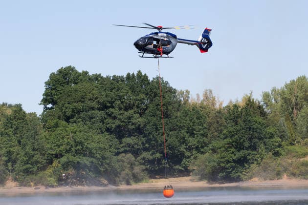 Plauen - Polizeihubschrauber unterstützen Löscharbeiten bei Waldbrand in Plauen Plauen, Meßbach, Messbach, Vogtland, Sachsen, Waldbrand, Vegetationsbrand, Feuerwehr, Löscharbeiten, Polizeihubschrauber, Polizei Sachsen, sächsische Polizei, H145, Airbus H145, Löschhubschrauber, Hubschrauber, Luftunterstützung, Bambi Bucket, Löschwasserbehälter, Außenlast, Wasseraufnahme, Wasserabwurf, Talsperre Pirk, Pirk, Katastrophenschutz, Einsatz, Brandbekämpfung, Glutnester, wildfire, forest fire, firefighting helicopter, aerial firefighting Plauen Sachsen Deutschland Copyright: xEHLxMediax 20260812_plauen-waldbrand-hubschrauber_9