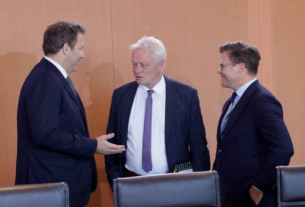 Lars Klingbeil (SPD, Bundesminister der Finanzen, Vizekanzler und SPD-Bundesvorsitzender, Alois Rainer, Bundesminister fuer Ernaehrung, Landwirtschaft und Heimat, Carsten Schneider, Bundesminister für Umwelt, Klimaschutz, Naturschutz und nukleare Sicherheit, Deutschland, Berlin, Bundeskanzleramt, Das Bundeskabinett befasst sich in seiner 55. Sitzung am 12. August 2026 unter anderem mit dem Gesetzentwurf zur Einführung einer Frühstartrente.