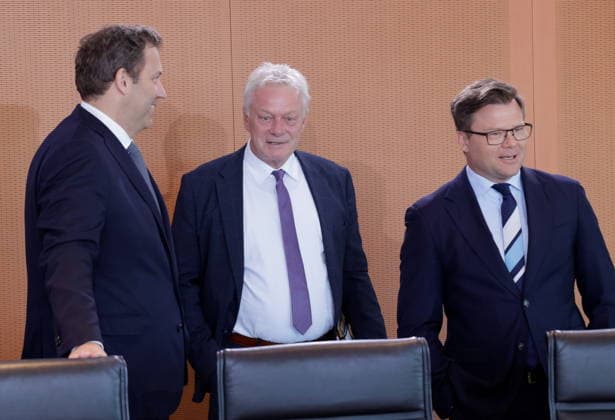 Lars Klingbeil (SPD, Bundesminister der Finanzen, Vizekanzler und SPD-Bundesvorsitzender, Alois Rainer, Bundesminister fuer Ernaehrung, Landwirtschaft und Heimat, Carsten Schneider, Bundesminister für Umwelt, Klimaschutz, Naturschutz und nukleare Sicherheit, Deutschland, Berlin, Bundeskanzleramt, Das Bundeskabinett befasst sich in seiner 55. Sitzung am 12. August 2026 unter anderem mit dem Gesetzentwurf zur Einführung einer Frühstartrente.