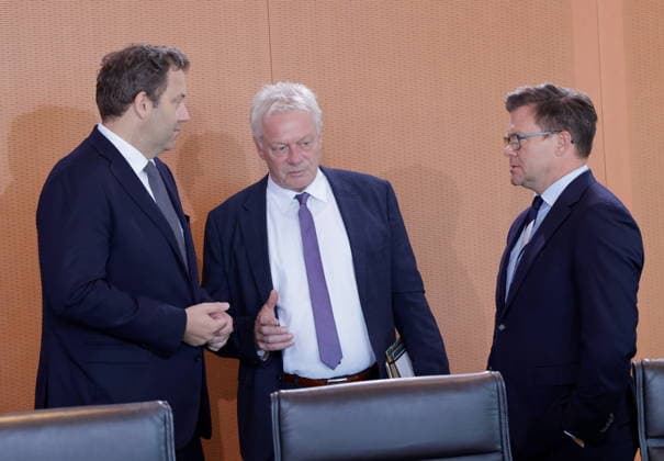 Lars Klingbeil (SPD, Bundesminister der Finanzen, Vizekanzler und SPD-Bundesvorsitzender, Alois Rainer, Bundesminister fuer Ernaehrung, Landwirtschaft und Heimat, Carsten Schneider, Bundesminister für Umwelt, Klimaschutz, Naturschutz und nukleare Sicherheit, Deutschland, Berlin, Bundeskanzleramt, Das Bundeskabinett befasst sich in seiner 55. Sitzung am 12. August 2026 unter anderem mit dem Gesetzentwurf zur Einführung einer Frühstartrente.