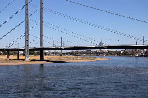 13.08.2026, Deutschland, NRW, Wetter, Hitze, Flüsse, Niedrigwasser, Trockenheit, Durch die Hitze ist das Rhein-Wasser in Düsseldorf extrem gesunken, was für Schiffe immer problematischer wird, Rheinkniebrücke, Deutschland Copyright: xD.xKerlekin SnowfieldxPhotographyx SF130826RheinD7