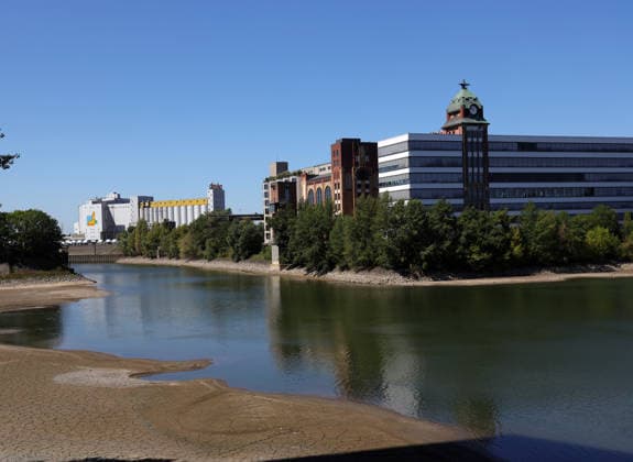 13.08.2026, Deutschland, NRW, Wetter, Hitze, Flüsse, Niedrigwasser, Trockenheit, Durch die Hitze ist das Rhein-Wasser in Düsseldorf extrem gesunken, was für Schiffe immer problematischer wird, Deutschland Copyright: xD.xKerlekin SnowfieldxPhotographyx SF130826RheinD9
