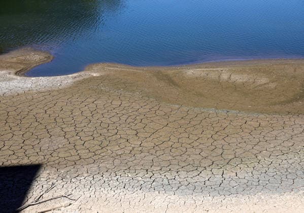 13.08.2026, Deutschland, NRW, Wetter, Hitze, Flüsse, Niedrigwasser, Trockenheit, Durch die Hitze ist das Rhein-Wasser in Düsseldorf extrem gesunken, was für Schiffe immer problematischer wird, ausgetrockneter Boden, Deutschland Copyright: xD.xKerlekin SnowfieldxPhotographyx SF130826RheinD12