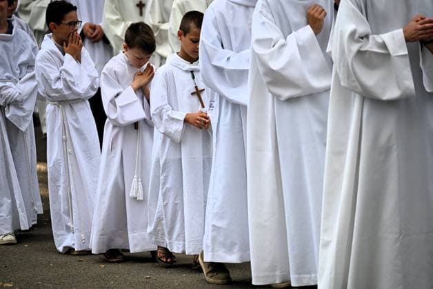 News Bilder des Tages AUGUST 15, LOURDES, BASTIEN ARBERET, MAXPPP, ILLUSTRATION, CHILD OF THE HEART, 153RD NATIONAL ASSUMPTION PILGRIMAGE, MASS ON THE MEADOW FOR AUGUST 15, 2026, AT THE SANCTUARY OUR LADY OF LOURDES, HAUTES-PYRÉNÉES 153rd National Assumption Pilgrimage: Mass on the Meadow for August 15, 2026, at the Sanctuary of Our Lady of Lourdes, Hautes-Pyrénées LOURDES HAUTES-PYRÉNÉES FRANCE Copyright: xBASTIENxARBERET MAXPPP MAXPPPxBASTIENxARBERETx ARB_4455 ARBx4455