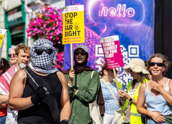 Anti-immigration demonstrators and Stand Up to Racism counter-protesters rally in Maidstone MAIDSTONE, UNITED KINGDOM - AUGUST 15: Activists from Stand Up to Racism assemble outside County Hall in Maidstone, Kent, United Kingdom, on August 15, 2026, to counter-protest against the far-right Kent Nationalist Movement as they gathered before marching through the town center. While the far-right group voiced opposition to government border policies, asylum seeker housing programs, and mass migration, Stand Up to Racism demonstrators chanted slogans and displayed placards to denounce far-right activity and express solidarity with refugees, with police officers maintaining a presence to keep the opposing groups separated. Stuart Brock Anadolu M Copyright: x2026xAnadoluxStuartxBrockx