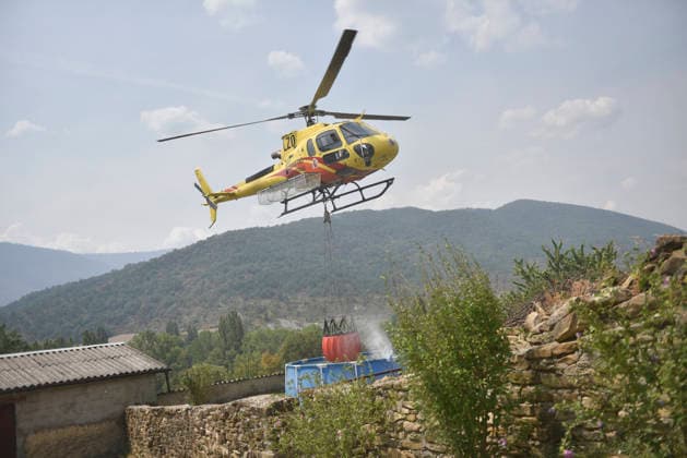 The Riglos, Huesca, wildfire response team reaches 1,000 personnel after a calmer night A helicopter scoops water from a plastic pool in Atarés during efforts to extinguish a wildfire on August 16, 2026, in Las Penas de Riglos, Huesca, Aragon, Spain. The response team deployed to the forest fire in Las Penas de Riglos, Huesca, reached the historic milestone of 1,000 personnel this Sunday, with the addition of 100 French firefighters and between 35 and 40 aerial resources, after a calmer night, with high humidity and little wind, and the fire’s perimeter has not expanded significantly. The fire has burned more than 16,600 hectares, forced the evacuation of 19 villages, and led to the evacuation of more than 1,000 people. AUGUST 16, 2026 FOR Copyright: xVeronicaxLacasax 7716697
