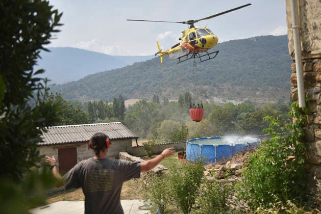 The Riglos, Huesca, wildfire response team reaches 1,000 personnel after a calmer night A helicopter scoops water from a plastic pool in Atarés during efforts to extinguish a wildfire on August 16, 2026, in Las Penas de Riglos, Huesca, Aragon, Spain. The response team deployed to the forest fire in Las Penas de Riglos, Huesca, reached the historic milestone of 1,000 personnel this Sunday, with the addition of 100 French firefighters and between 35 and 40 aerial resources, after a calmer night, with high humidity and little wind, and the fire’s perimeter has not expanded significantly. The fire has burned more than 16,600 hectares, forced the evacuation of 19 villages, and led to the evacuation of more than 1,000 people. AUGUST 16, 2026 FOR Copyright: xVeronicaxLacasax 7716699