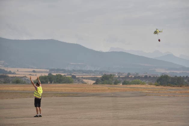The response to the Riglos, Huesca, wildfire reaches 1,000 personnel after a calmer night A helicopter at the Santa Cilia de Jaca airfield during efforts to extinguish a wildfire on August 16, 2026, in Las Penas de Riglos, Huesca, Aragon, Spain The response team deployed to the forest fire in Las Penas de Riglos, Huesca, reached the historic milestone of 1,000 personnel this Sunday, with the addition of 100 French firefighters and between 35 and 40 aerial resources, after a calmer night, with high humidity and little wind, and the fire’s perimeter has not expanded significantly. The fire has burned more than 16,600 hectares, forced the evacuation of 19 villages, and led to the evacuation of more than 1,000 people. AUGUST 16, 2026 FOREST FI Copyright: xVeronicaxLacasax 7716707