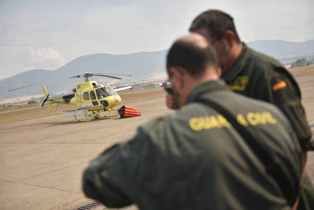 The response to the Riglos, Huesca, wildfire reaches 1,000 personnel after a calmer night A helicopter at the Santa Cilia de Jaca airfield during efforts to extinguish a wildfire on August 16, 2026, in Las Penas de Riglos, Huesca, Aragon, Spain The response team deployed to the forest fire in Las Penas de Riglos, Huesca, reached the historic milestone of 1,000 personnel this Sunday, with the addition of 100 French firefighters and between 35 and 40 aerial resources, after a calmer night, with high humidity and little wind, and the fire’s perimeter has not expanded significantly. The fire has burned more than 16,600 hectares, forced the evacuation of 19 villages, and led to the evacuation of more than 1,000 people. AUGUST 16, 2026 FOREST FI Copyright: xVeronicaxLacasax 7716708