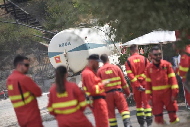 The response team for the Riglos, Huesca, wildfire reaches 1,000 personnel after a calmer night. Members of the UME (Military Emergency Unit) during wildfire suppression efforts on August 16, 2026, in Las Penas de Riglos, Huesca, Aragon, Spain. The response team deployed to the forest fire in Las Penas de Riglos, Huesca, reached a record total of 1,000 personnel this Sunday, with the addition of 100 French firefighters and between 35 and 40 aircraft, after last night proved to be calmer, with high humidity and little wind, and the fire’s perimeter has not expanded significantly. The fire has burned more than 16,600 hectares, forced the evacuation of 19 villages, and led to the evacuation of more than 1,000 people. AUGUST 16, 2026 FOREST FI Copyright: xVeronicaxLacasax 7716716